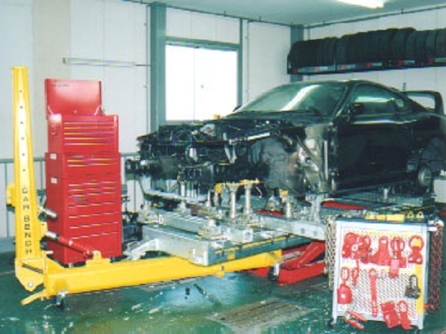 カーベンチ社ジグ式フレーム修正機